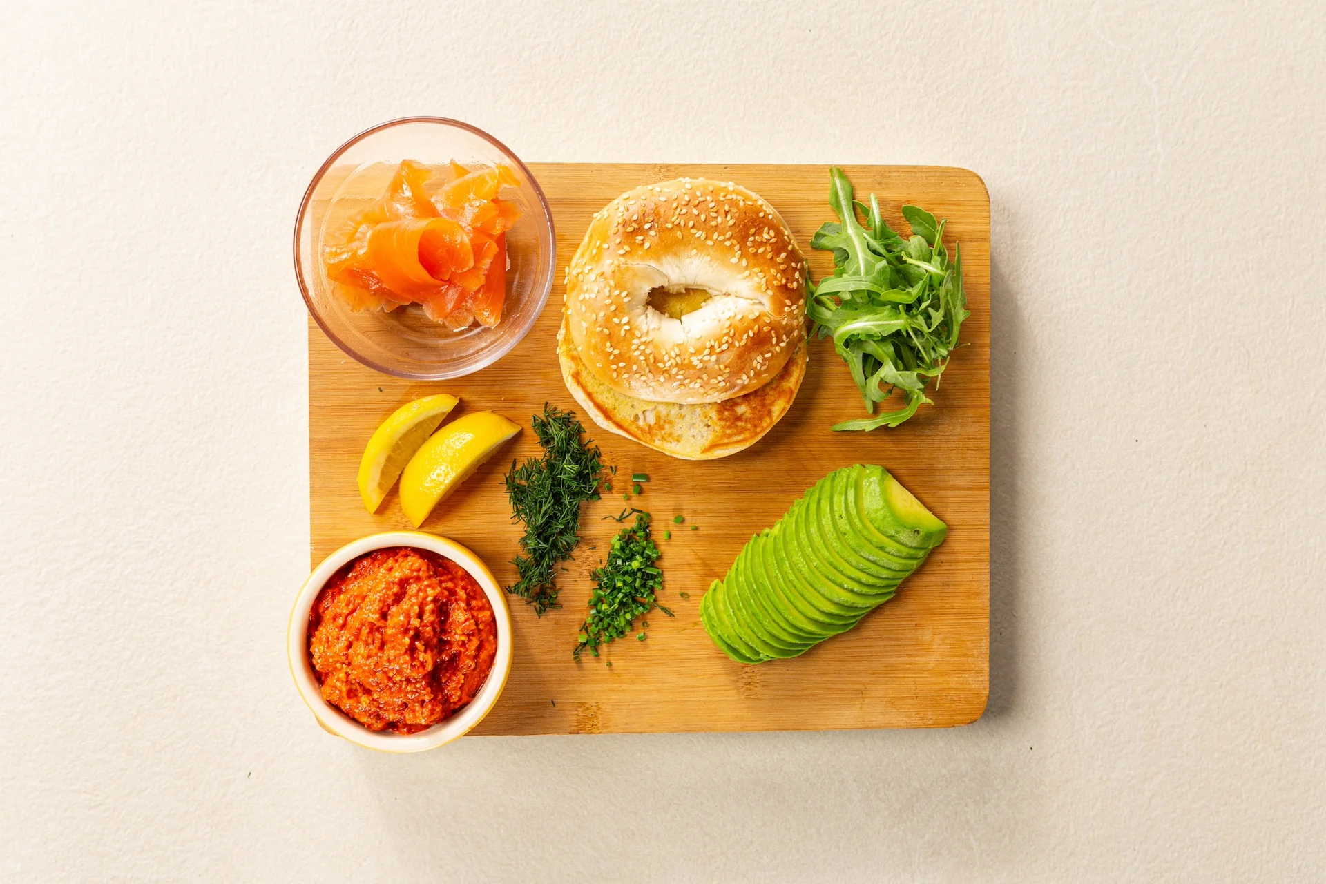 All the ingredients ready to build your smoked salmon bagel.
